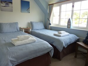 2 bedrooms, iron/ironing board, travel crib, free WiFi - Pretty Thatched Cottage, close to sandy beach (winterton on sea)