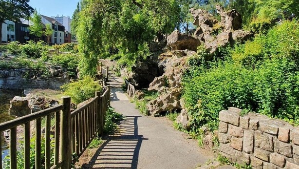 A paved pathway with a wooden railing, surrounded by greenery and rocky terrain. - ARRAS BEAUTIFUL HOUSE, LARGE TERRACE WITH VIEW ON VERY NICE PARK (Arras)