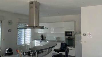 Réfrigérateur, micro-ondes, four, plaque de cuisson