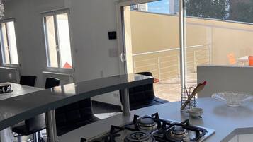 Réfrigérateur, micro-ondes, four, plaque de cuisson