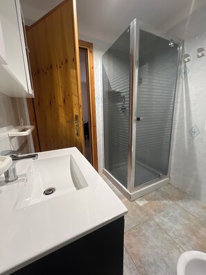Ducha, bidet, toallas