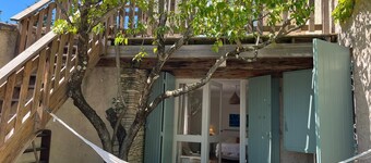 Charmerende bondegård på bredden af Sorgue med swimmingpool