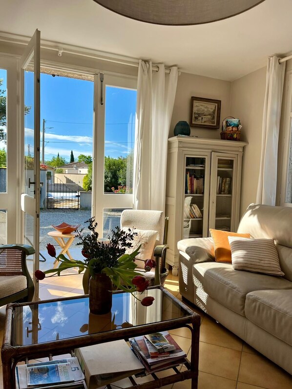 TV, DVD player, books, stereo