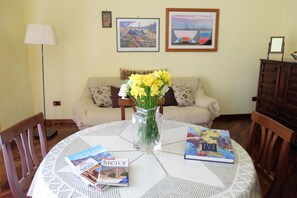 Televisión, libros y oficina 
