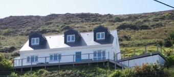 海の景色とブルーフラッグビーチまで歩いてすぐの現代的なビーチハウス