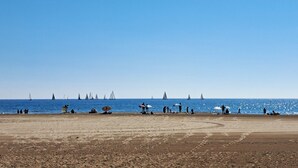 A beach with people, boats, and a clear sky. - Near the sea , the quiet and the charm of " LA  FORGE" (Narbonne)