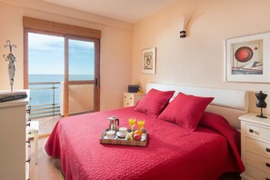 2 bedrooms, iron/ironing board, free WiFi, bed sheets - Comfortable, contemporary and tranquil flat with sea views in the centre of town (Fuengirola)