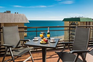 Outdoor dining - Comfortable, contemporary and tranquil flat with sea views in the centre of town (Fuengirola)