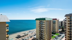 A high-rise building with a view of the beach and ocean. - Comfortable, contemporary and tranquil flat with sea views in the centre of town (Fuengirola)