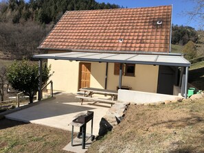 Outdoor dining - detached chalet overlooking the valley (Hohrod)