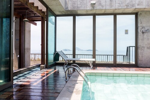 Heart of Ipanema, stylish apartment in full service building. IDEAL LOCATION!