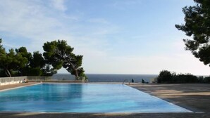 A swimming pool with a view of the sea, surrounded by trees and a white fence. - Apartment/ flat - Bandol,  Sea front, A/C, private parking place (Bandol)