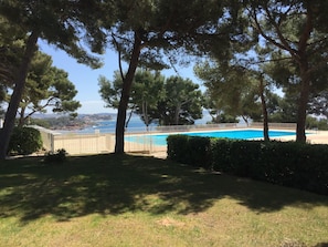 Outdoor pool - Apartment/ flat - Bandol,  Sea front, A/C, private parking place (Bandol)