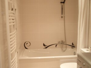 Bathtub, towels - Apartment/ flat - Bandol,  Sea front, A/C, private parking place (Bandol)