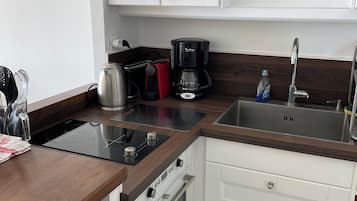 Frigorífico, microondas, placa de cocina y cafetera o tetera