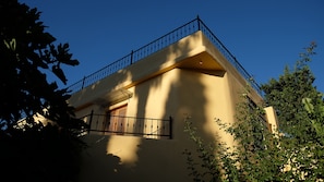 Looking up at Veleta roof terrace and bedroom balcony