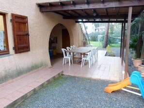 Outdoor dining - Villa 200 meters from the beach of Santa Margherita di Pula, with large garden (Santa Margherita di Pula)