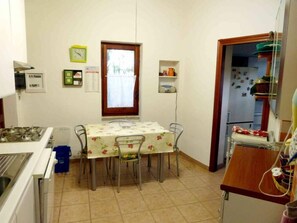 Fridge, microwave, oven, stovetop - Villa 200 meters from the beach of Santa Margherita di Pula, with large garden (Santa Margherita di Pula)