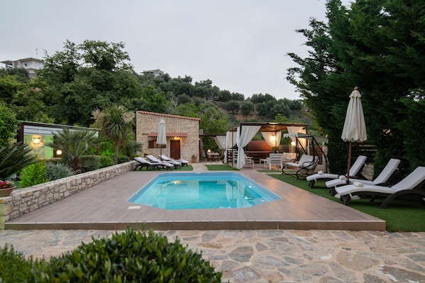 Piscine extérieure, chaises longues
