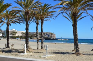 Chaises longues, serviettes de plage