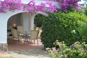 Outdoor dining - A Villa apartment with Air Conditioning Private Swimming Pool and Private Garden (Los Cerezos)