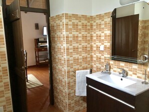 Shower, hair dryer, towels - Cottage With Private Pool (São Brás de Alportel)