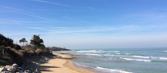 Casa del pescatore ristrutturata: piccolo giardino, cuore del villaggio, vicino a spiagge-Wifi, biciclette