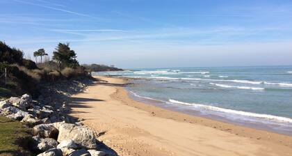 Renovated fisherman's house: small garden, heart of village, near beaches-Wifi, bikes