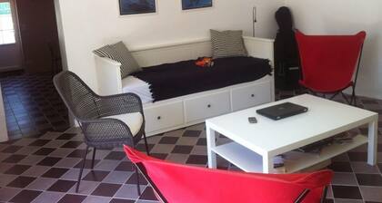 Maison de pĂȘcheur rĂ©novĂ©e: jardinet, coeur de village, proche plages-Wifi, vĂ©los