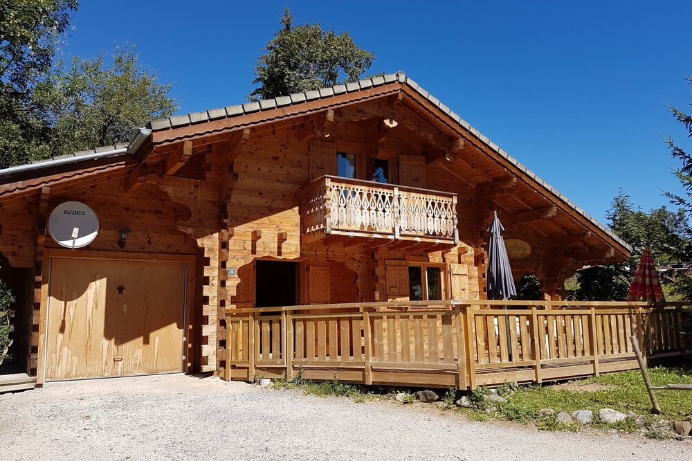 Chalet de 3 chambres 7 personnes. Situé à 2 minutes à pieds de la télésiège.