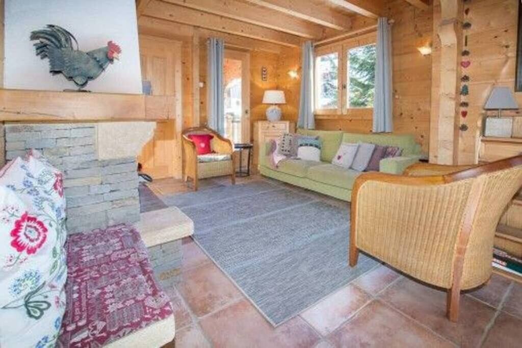 Chalet de 3 chambres 7 personnes. Situé à 2 minutes à pieds de la télésiège.