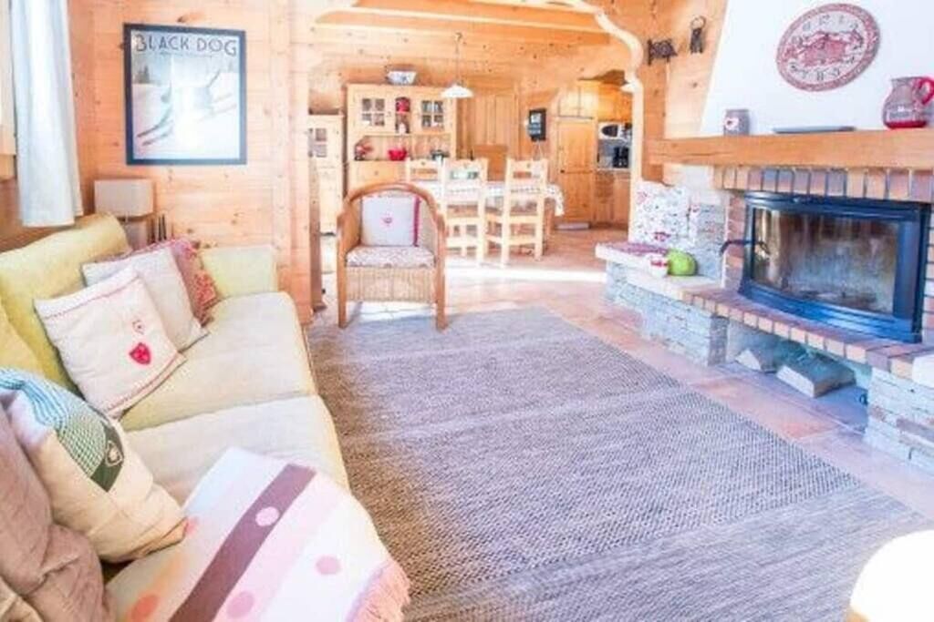 Chalet de 3 chambres 7 personnes. Situé à 2 minutes à pieds de la télésiège.