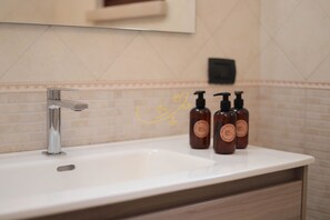 Douche, articles de toilette gratuits, sèche-cheveux, bidet