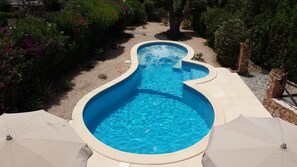 Piscine extérieure, chaises longues