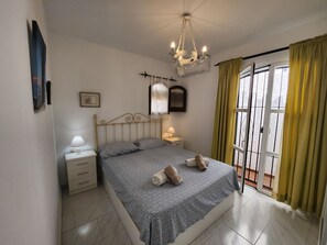 2 slaapkamers, een strijkplank/strijkijzer, gratis wifi, beddengoed