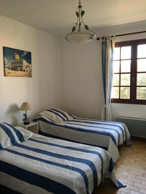 3 bedrooms, iron/ironing board, WiFi, bed sheets
