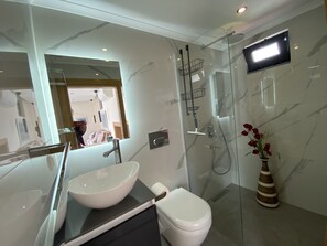 Shower, hair dryer, towels - Villa Kirmizi Lale, Private Pool, Gardens, Very Close to Town - No Need for Taxi (Kalkan)