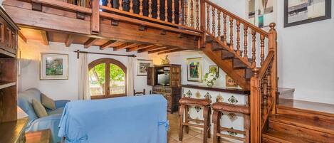 Fernseher, Kamin, DVD-Player, Bücher