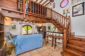 Fernseher, Kamin, DVD-Player, Bücher