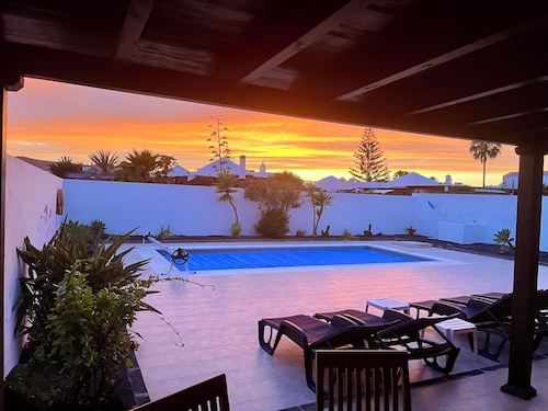 Casa Katie 15 Mins Walk Playa Blanca Centre + Beach 3 Bedrm AC Heated-Pool WIFI