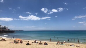 Plage à proximité, chaises longues, serviettes de plage