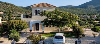 2 Bedroom Villa, Private Pool Stunning Castle/Mountain Views, Close to Sea, WiFi