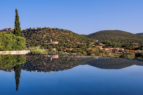 2 Bedroom Villa, Private Pool Stunning Castle/Mountain Views, Close to Sea, WiFi