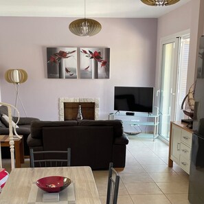 Smart TV, books - 2 Bedroom Villa, Private Pool Stunning Castle/Mountain Views, Close to Sea, WiFi (Cephalonia Prefecture)