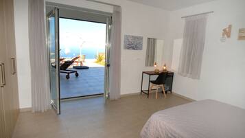 3 bedrooms, in-room safe, desk, iron/ironing board