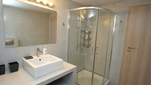 Ensemble baignoire-douche, séchoir à cheveux, serviettes fournies, savon