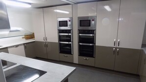 Una cocina moderna con electrodomésticos de acero inoxidable, incluyendo un microondas y un horno, y una encimera elegante.