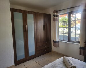 2 slaapkamers, een kluis op de kamer, een strijkplank/strijkijzer