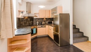 Jääkaappi, mikroaaltouuni, uuni, liesi