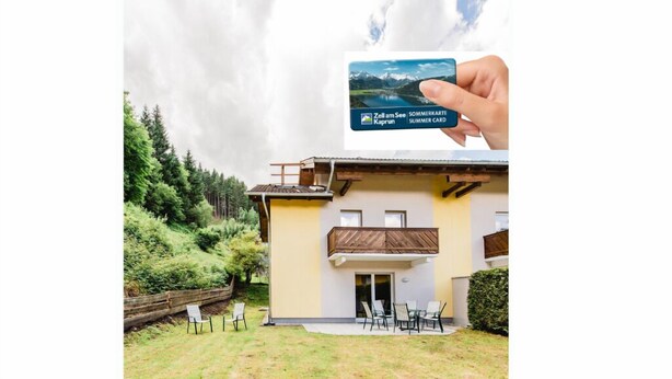 A hand holding a card with a mountain view and the text "Zell am See | SOMMERKARTE Kaprun | SUMMER CARD". - Chalet Vergissmeinnicht, spacious property in Zell am See, includes Summer Card (Zell am See)